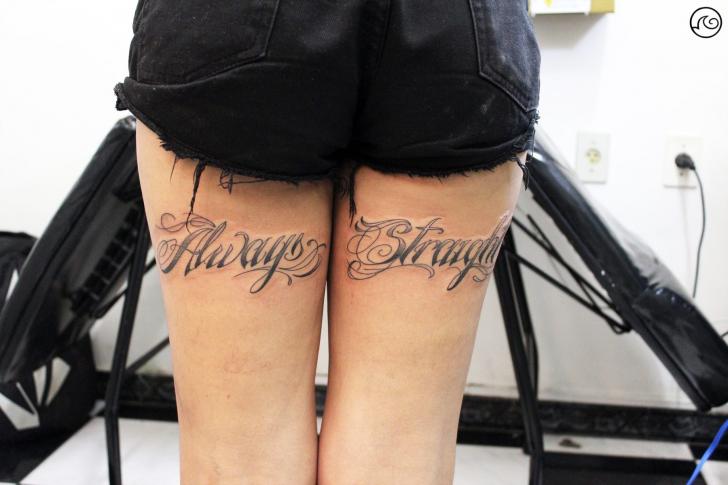 รอยสัก ขา ตัวอักษร แบบอักษร โดย Maceio Tattoo