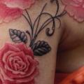 Shoulder Realistic Flower tattoo by Maceio Tattoo