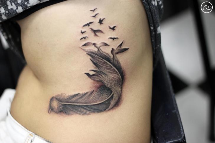 รอยสัก ขนนก ด้านข้าง โดย Maceio Tattoo