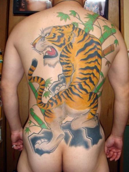 Tatuaje Japoneses Espalda Tigre por Tattoo Studio Shangri-La