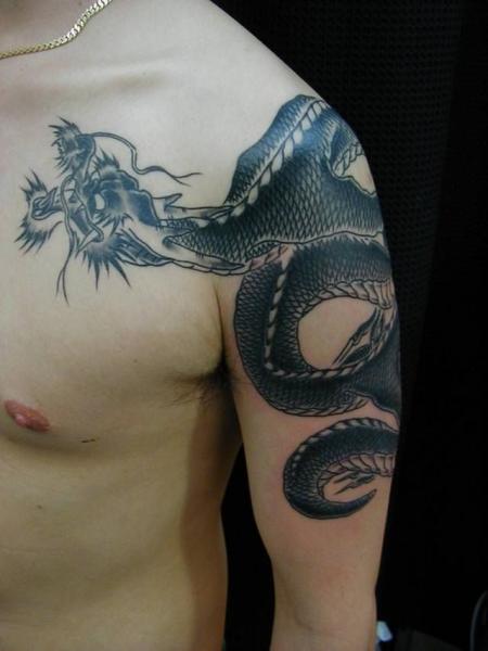 Tatouage Épaule Coffre Dragon par Tattoo HM