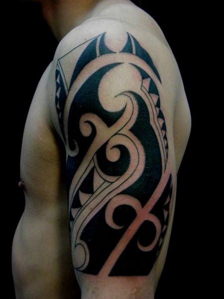Tatuaggio Spalla Tribali Maori di Tattoo HM