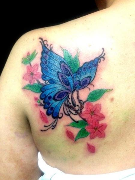 Tatuaggio Spalla Farfalle di Wizdom Tattoo
