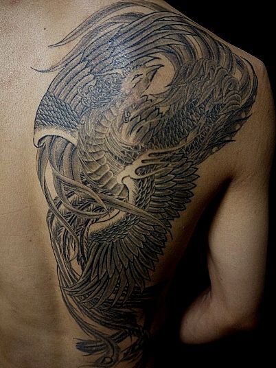 Tatuaggio Spalla Fenice di Wizdom Tattoo
