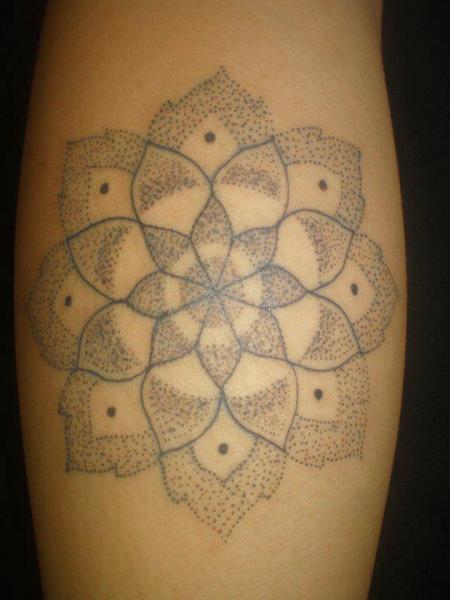 Tatuaje Brazo Flor Dotwork Geométrico por Tattoo Br