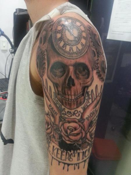 Shoulder Clock Skull Tattoo by Tattoo Br