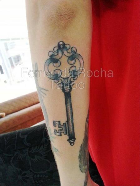 Tatuaje Brazo Clave por Tattoo Loyalty