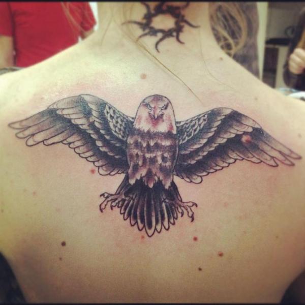 Tatuaje Realista Espalda Águila por Tattoo Loyalty