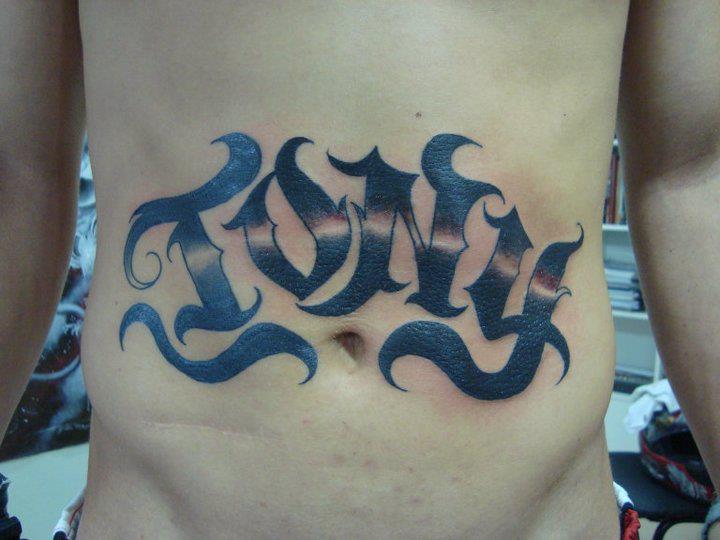 Tatuaje Letras Vientre Fuentes por Tattoo Loyalty
