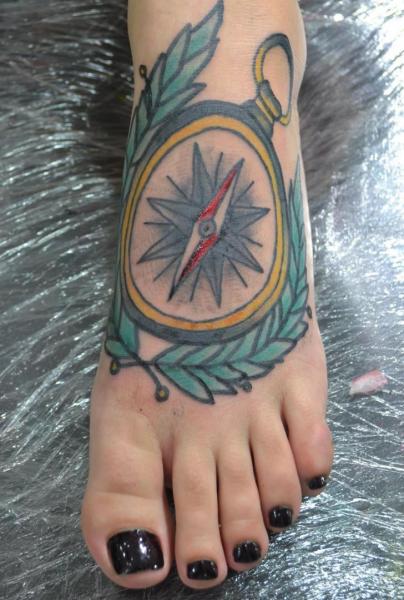Tatouage Pied Compas par Tattoo Loyalty