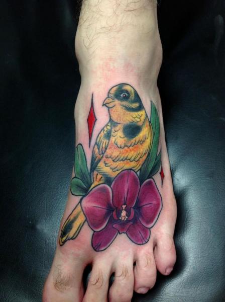 Fuß Blumen Vogel Tattoo von Tattoo Loyalty