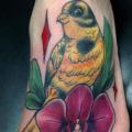 Fuß Blumen Vogel tattoo von Tattoo Loyalty