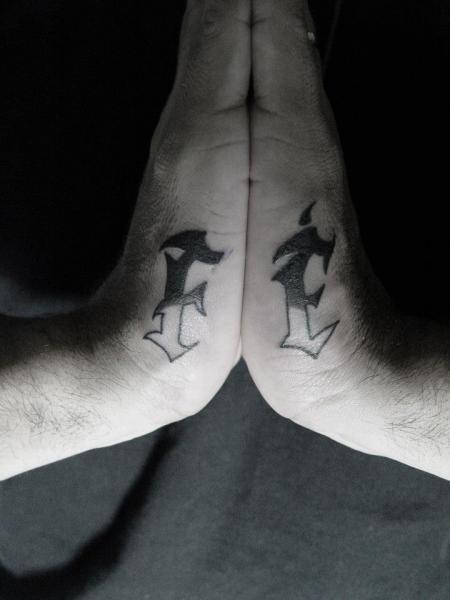 รอยสัก ตัวอักษร มือ โดย Tattoo Loyalty