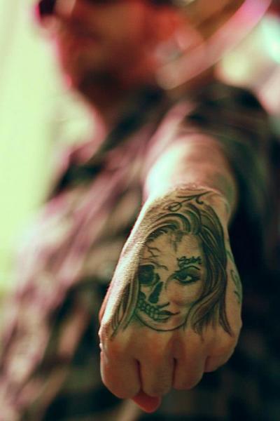 Tatuaje Cráneo Mexicano Mano por Tattoo Loyalty