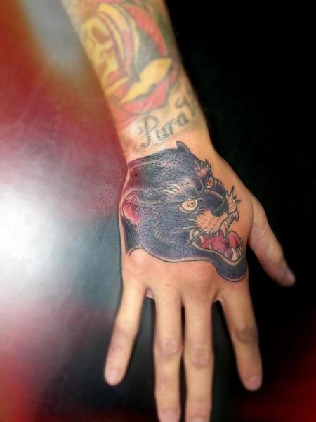 Tatuagem Old School Mão Pantera por Tattoo Loyalty