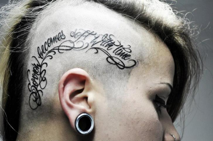 Tatuaż Napisy Głowa Czcionki przez Tattoo Loyalty