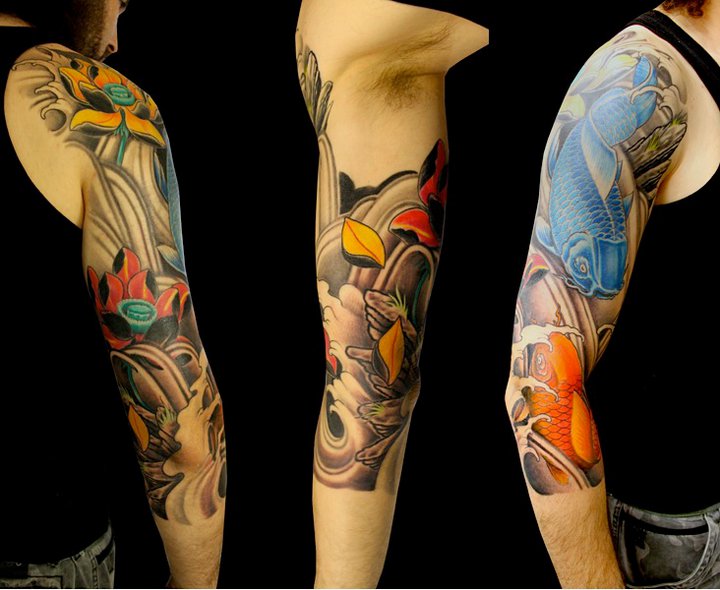 Tatuaje Brazo Flor Carpa por Nico Tattoo Crew