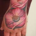 Realistische Blumen Hand tattoo von Nico Tattoo Crew