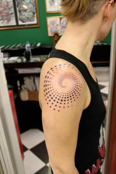 Tatuaggio Spalla Dotwork Spirale di Nico Tattoo Crew