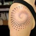 tatuaje Hombro Dotwork Espiral por Nico Tattoo Crew