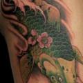 Japanische Karpfen Koi Oberschenkel tattoo von Nico Tattoo Crew