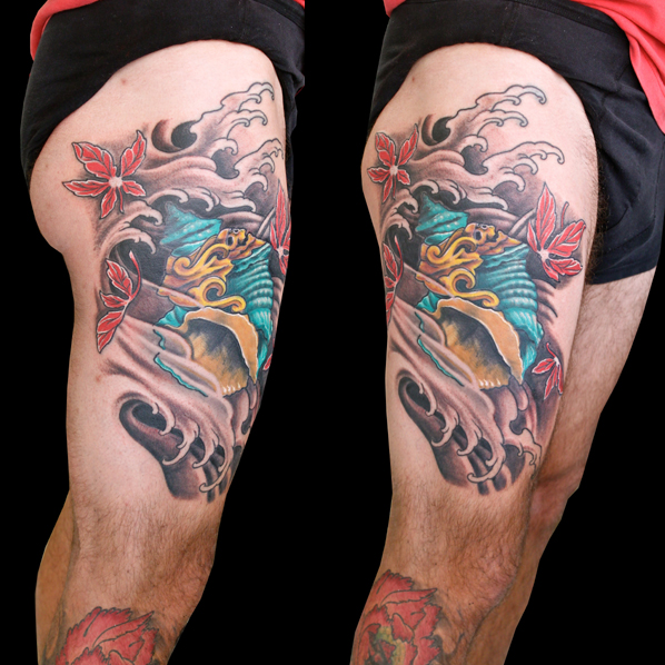 รอยสัก ญี่ปุ่น เปลือกหอย ต้นขา โดย Nico Tattoo Crew