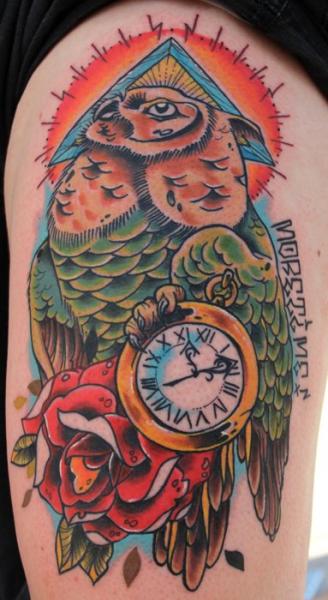 Tatouage Horloge Old School Hibou Cuisse par Sake Tattoo Crew