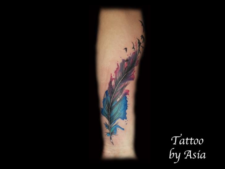 Tatuaje Brazo Pluma por Baltic Tattoo