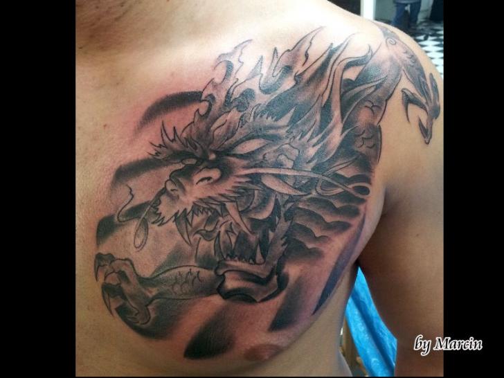 Fantasie Brust Drachen Tattoo von Baltic Tattoo