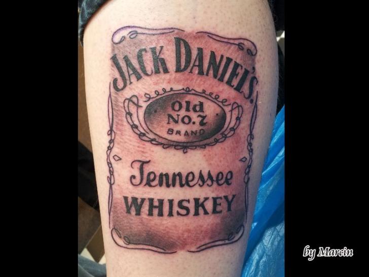Tatuaje Pierna Jack Daniels por Baltic Tattoo