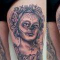 tatuaje Pierna Cráneo mexicano por Baltic Tattoo