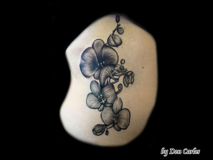 Tatuaje Realista Lado Flores por Baltic Tattoo
