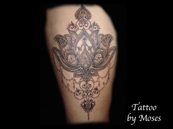 Tatouage Cuisse Mandala par Baltic Tattoo