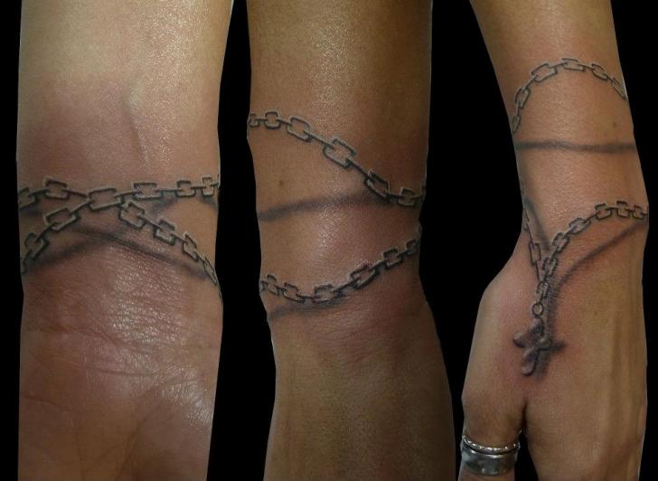 Tatouage Bras Mains Rosaire 3d par Medusa Tattoo