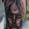 tatuaje Brazo Cráneo mexicano por Medusa Tattoo