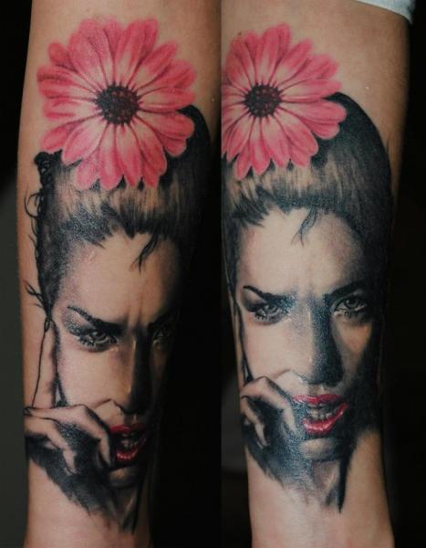 Arm Blumen Frauen Tattoo von Medusa Tattoo