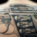 tatuaje Fantasy Espalda Pistola por Medusa Tattoo