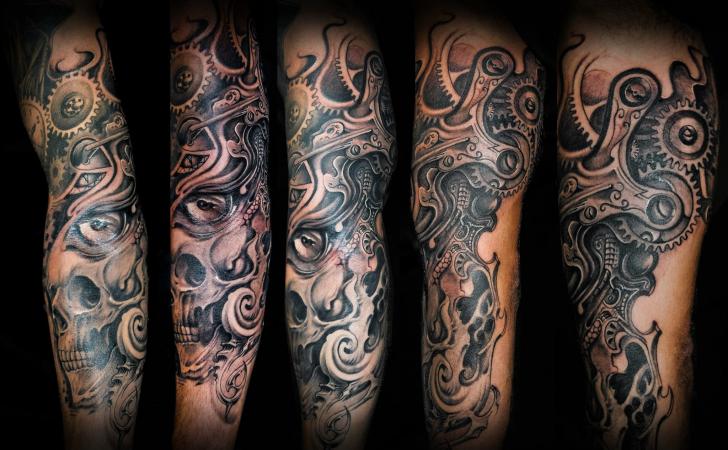 Biomechanisch Totenkopf Tattoo von Medusa Tattoo