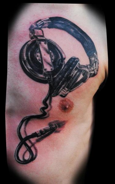 Tatuagem Peito Fones De Ouvido por Medusa Tattoo