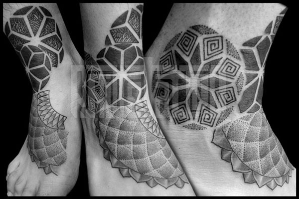 Tatuaje Pie Tribal Dotwork por Prive Tattoo