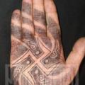 Hand Dotwork Geometrisch tattoo von Prive Tattoo