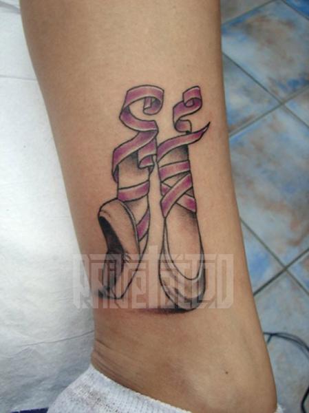 Tatouage Jambe Chaussure par Prive Tattoo