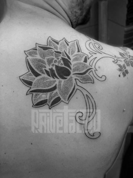 Tatuaje Hombro Flor Dotwork por Prive Tattoo