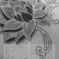 Schulter Blumen Dotwork tattoo von Prive Tattoo