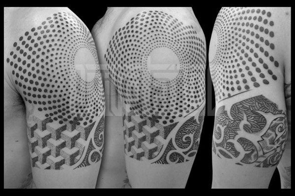 Tatuaggio Spalla Dotwork Illusione Ottica di Prive Tattoo