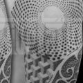 tatuaggio Spalla Dotwork Illusione ottica di Prive Tattoo