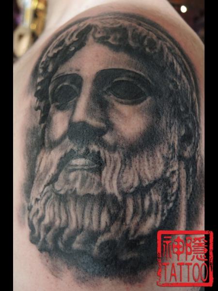 Tatuaje Hombro Realista por Prive Tattoo