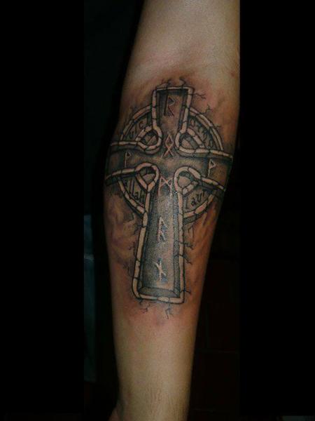 Tatouage Bras Croix Celtiques par Tattoo Resolution