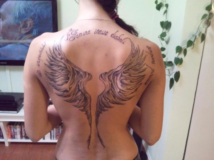 Надпись Спина Крылья татуировка от Tattoo Resolution