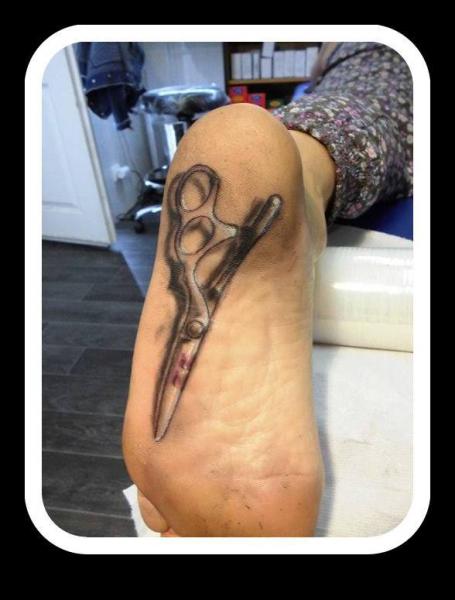 Realistische Scheren Fuß Tattoo von Tattoo Resolution